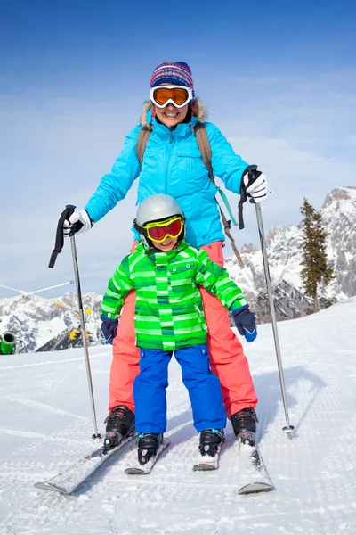 Familia disfrutando de vacaciones de invierno . — Foto de Stock