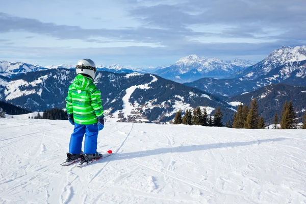 Pojken har en kul på skidor — Stockfoto