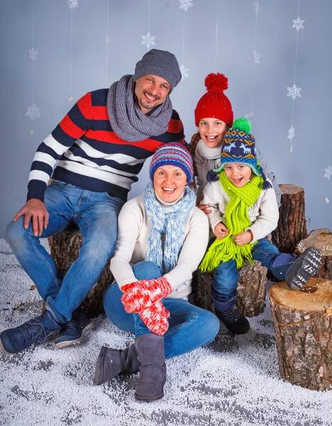 冬のファッション。幸せな家族. — ストック写真