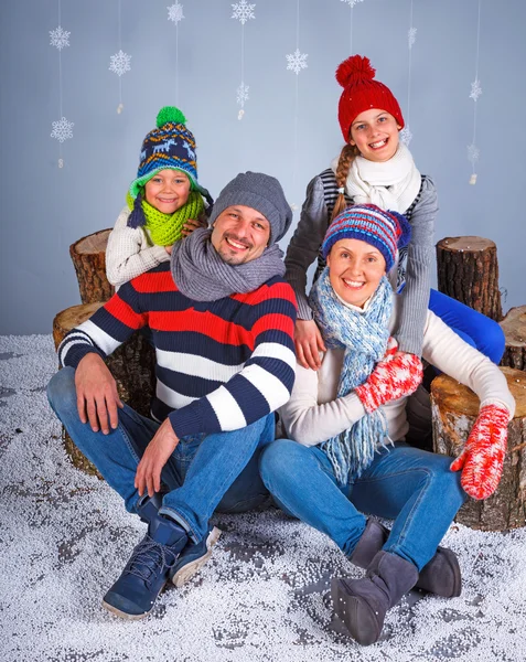 Winter mode. Gelukkige familie. — Stockfoto