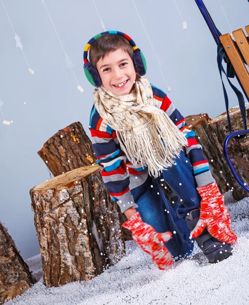 Moda de Inverno. Retrato de adorável menino feliz . — Fotografia de Stock