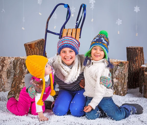 Winter mode. Schattig gelukkige jongen en meisjes. — Stockfoto