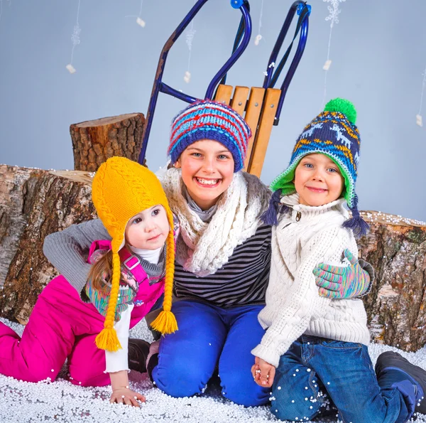 Moda de invierno. Adorable feliz niño y niñas . — Foto de Stock