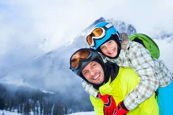 Família desfrutando de férias de inverno . — Fotografia de Stock