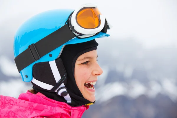 Meisje heeft een leuke op ski — Stockfoto