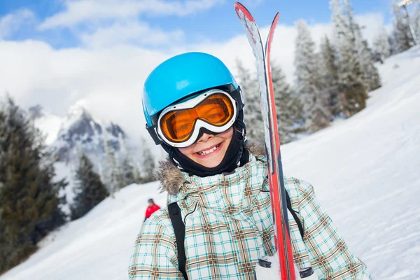 Meisje heeft een leuke op ski — Stockfoto