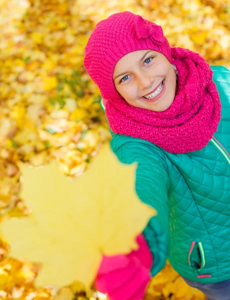 Ragazza carina con foglie d'autunno — Foto Stock