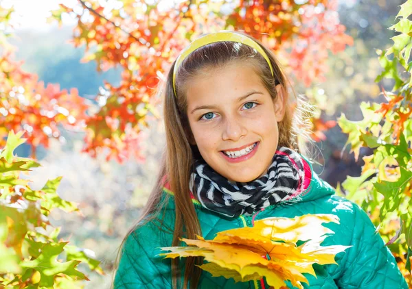 Ragazza carina con foglie d'autunno — Foto Stock