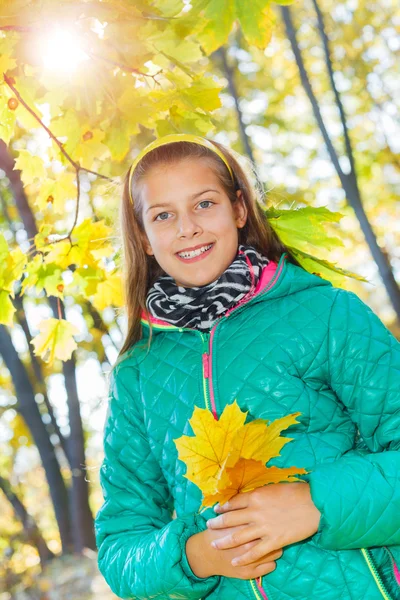 Söt flicka med höstlöv — Stockfoto