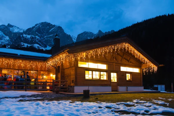 Chalet de nuit en montagne — Photo