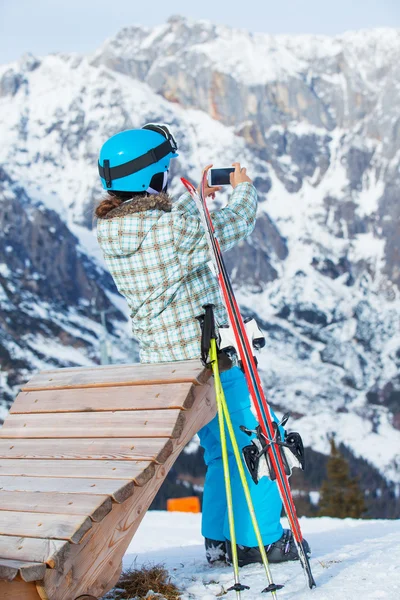 Meisje heeft een leuke op ski — Stockfoto