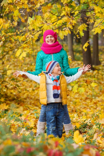 Niedliche Kinder mit Herbstblättern — Stockfoto