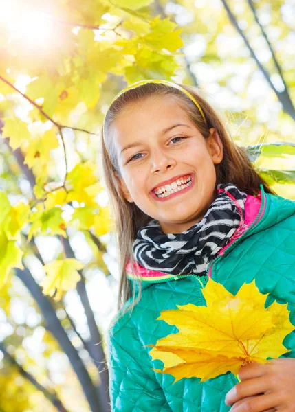 Menina bonito com folhas de outono — Fotografia de Stock
