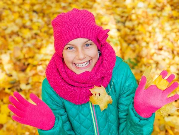 Menina bonito com folhas de outono — Fotografia de Stock