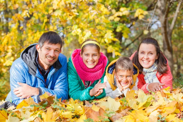 Família relaxante no parque — Fotografia de Stock