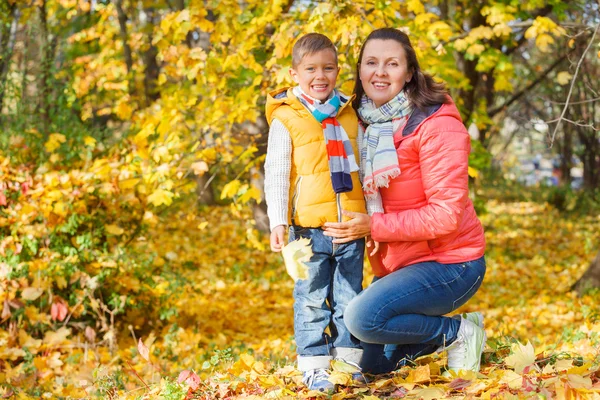 Familjen avkopplande i parken — Stockfoto