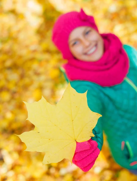 Nettes Mädchen mit Herbstblättern — Stockfoto