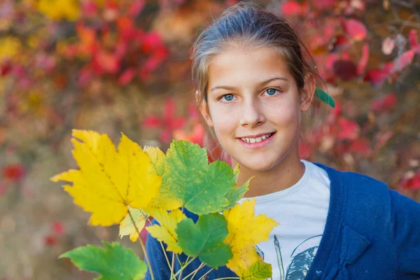 Linda chica con hojas de otoño — Foto de Stock