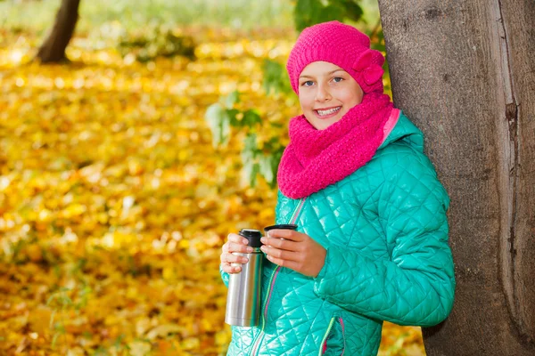 Sonbahar yaprakları ile şirin kız — Stok fotoğraf