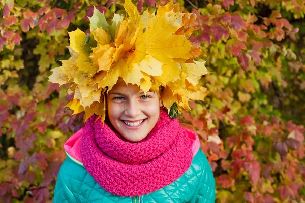 Ragazza carina con foglie d'autunno — Foto Stock