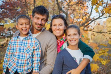 Aile parkta dinleniyor