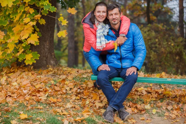 Paar in de herfst park — Stockfoto