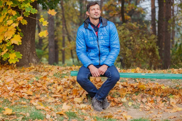 Mann im Herbstpark — Stockfoto