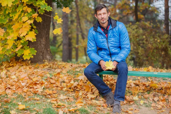 Mann im Herbstpark — Stockfoto