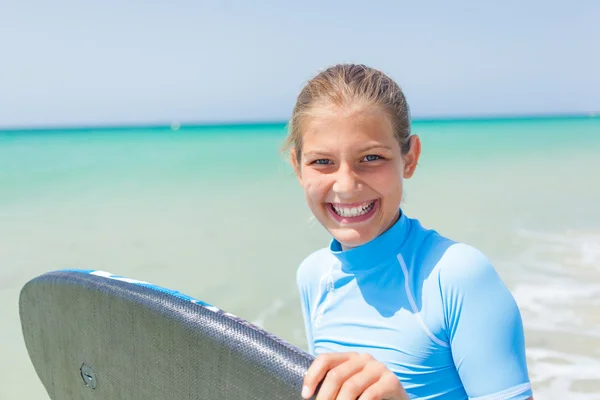 Dospívající dívka surfování — Stock fotografie