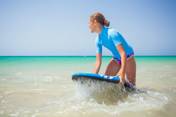 Teenage girl surfing — Stock Photo, Image