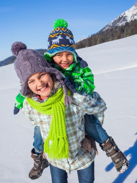 Crianças felizes jogando inverno — Fotografia de Stock