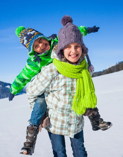 Happy kids playing winter — Stock Photo, Image