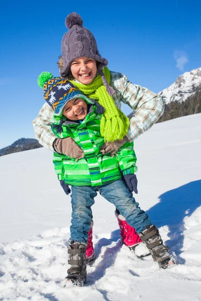 Gelukkige jonge geitjes winter spelen — Stockfoto