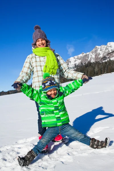 Happy kids playing winter — Stock Photo, Image