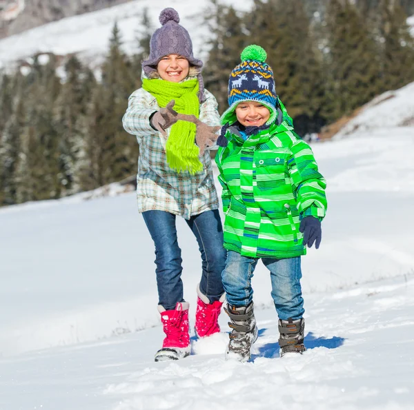 Crianças felizes jogando inverno — Fotografia de Stock