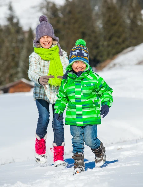 Bambini felici giocando d'inverno — 图库照片