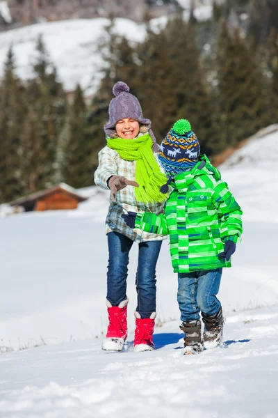 Glückliche Kinder beim Winterspielen — Stockfoto