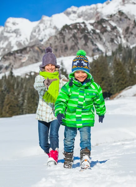 Счастливые дети играют зимой — стоковое фото