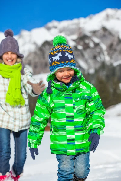 Crianças felizes jogando inverno — Fotografia de Stock
