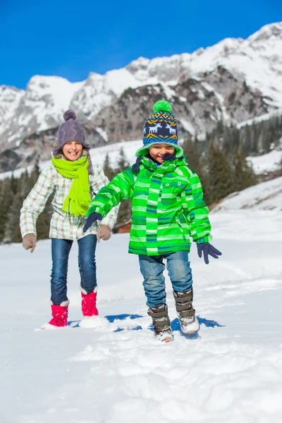 Glückliche Kinder beim Winterspielen — Stockfoto