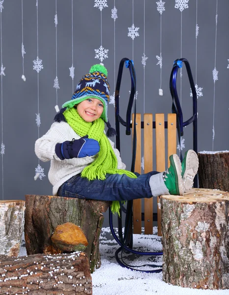 冬季时尚。可爱快乐的男孩的肖像. — 图库照片
