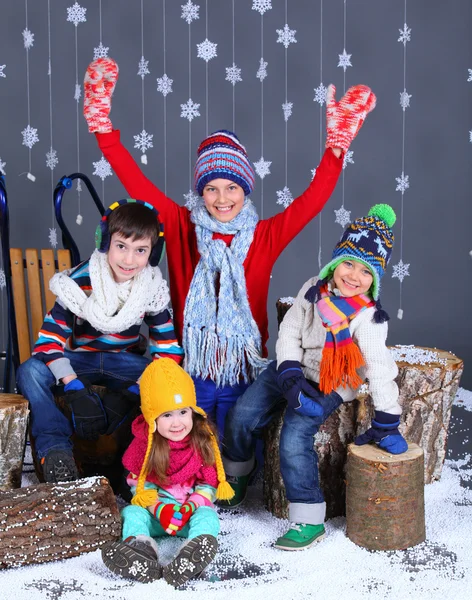 Moda de invierno. Adorables niños felices . — Foto de Stock