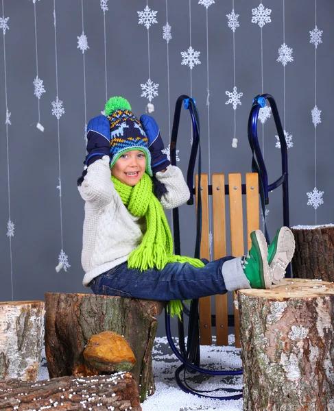 Vinter mode. Porträtt av bedårande glad pojke. — Stockfoto