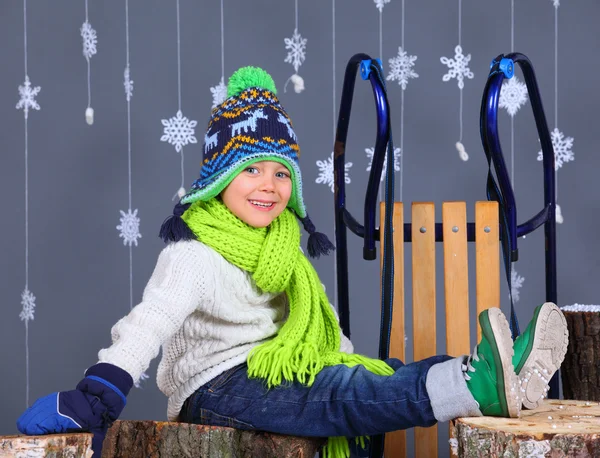 Moda de invierno. Retrato de adorable niño feliz . — Foto de Stock