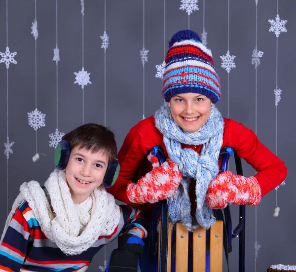 Moda de invierno. Adorables niños felices . —  Fotos de Stock