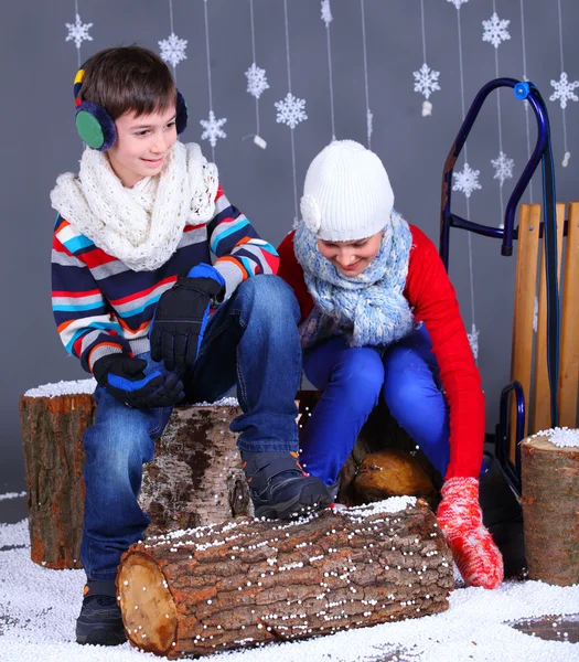 Moda invernale. Adorabili bambini felici . — Foto Stock