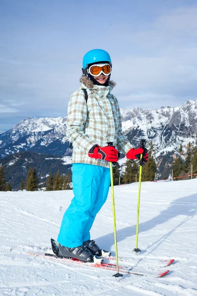 Chica tiene una diversión en el esquí — Foto de Stock