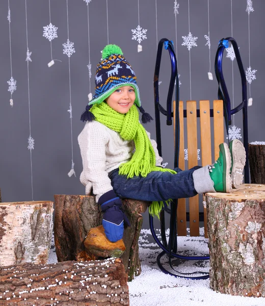 Vinter mode. Porträtt av bedårande glad pojke. — Stockfoto