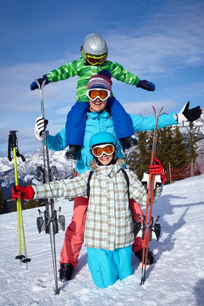 Dos niños con madre disfrutando de las vacaciones de invierno . — Foto de Stock