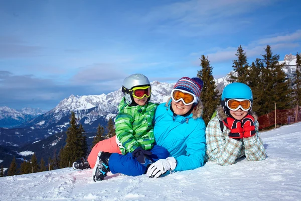 Dos niños con madre disfrutando de las vacaciones de invierno . — Foto de Stock